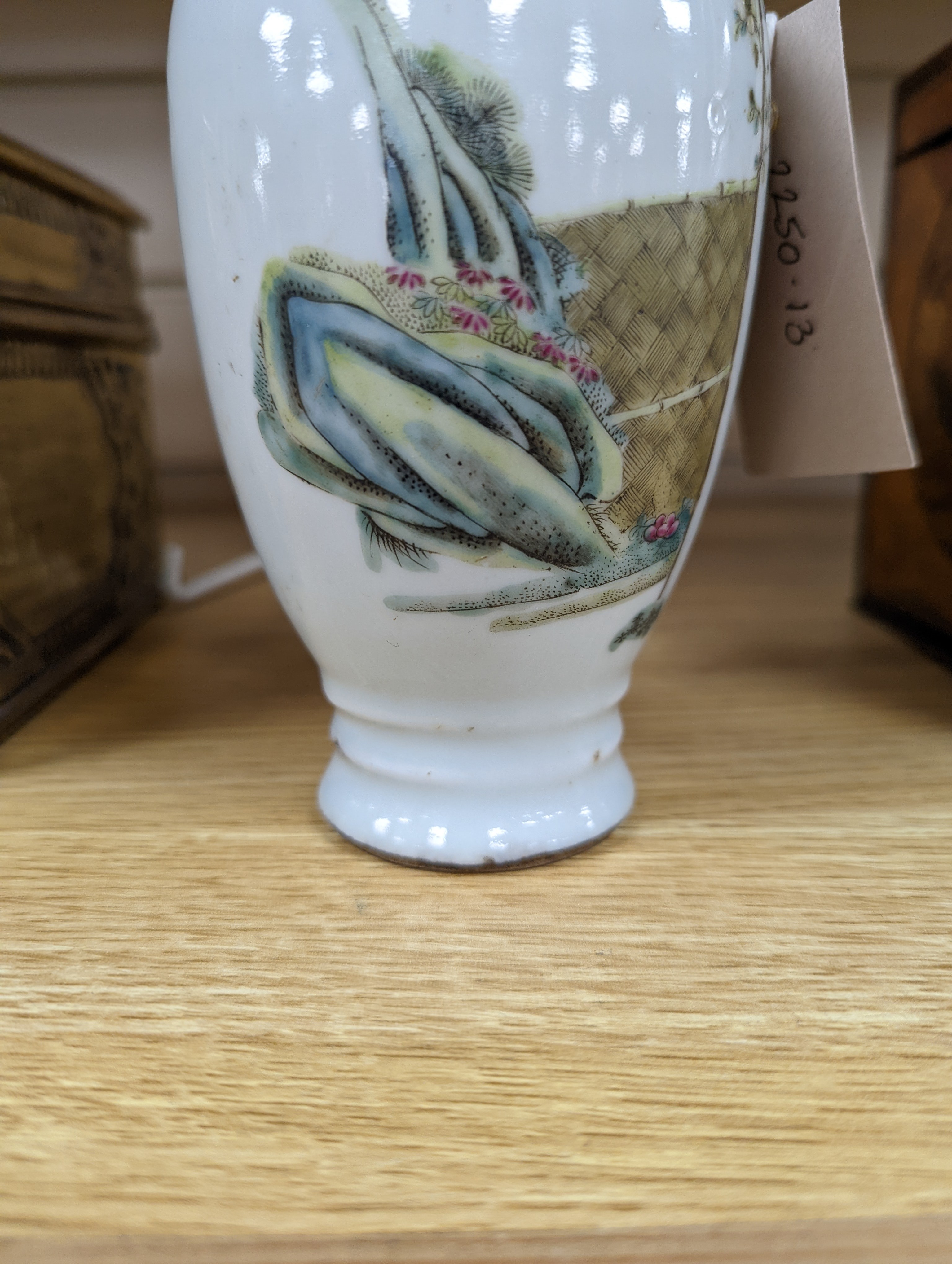 A Chinese famille rose vase, late Qing/ Republic, 20cm